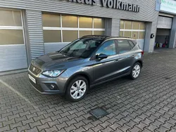 Pirineos grau (metallic) Gebraucht 2018 Seat Arona Style SUV | 17.300 € (Fairer Preis)