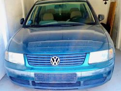 Grün Gebraucht 1996 VW Passat Basis Limousine | 500 € (Fairer Preis)