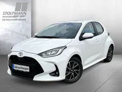 Schneeweiß Gebraucht 2023 Toyota Yaris Basis Limousine | 19.888 € (Fairer Preis)