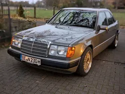 Grau Gebraucht 1991 Mercedes E230 Limousine | 8.777 €