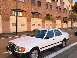 Weiß Gebraucht 1986 Mercedes E230 Limousine | 7.000 €