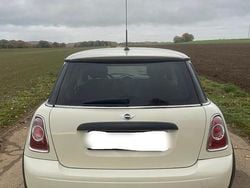 Weiß Gebraucht 2011 Mini ONE Kleinwagen | 3.600 € (Etwas zu teuer)