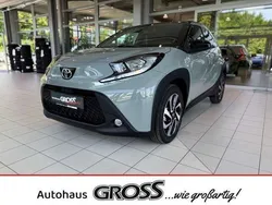 6x3)/ black mica (209) (gruen Neu 2025 Toyota Aygo Team Kleinwagen | 17.863 €