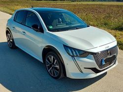 Weiß Gebraucht 2022 Peugeot e-208 GT Kleinwagen | 22.450 € (Teuer)
