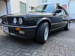 Schwarz Gebraucht 1990 BMW 320 Cabriolet Sport Line Cabrio | 13.990 €