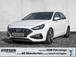 Weiss Gebraucht 2023 Hyundai i30 Trend Limousine | 18.880 € (Fairer Preis)