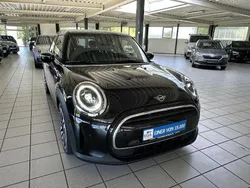 Midnight black metallic (metallic) Gebraucht 2022 Mini ONE Classic Kleinwagen | 19.401 € (Fairer Preis)