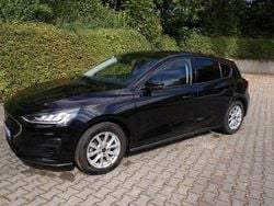 Obsidianschwarz metallic (metallic) Gebraucht 2022 Ford Focus Cool & Connect Limousine | 17.990 € (Guter Preis)