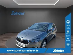 Graphite grau metallic Gebraucht 2024 Skoda Fabia Essence Limousine | 16.902 € (Guter Preis)