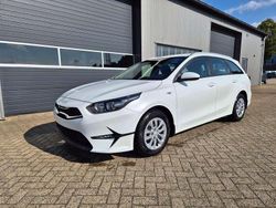 Deluxeweiß metallic Neu 2025 Kia Ceed Sportswagon Vision Kombi | 25.990 € (Fairer Preis)