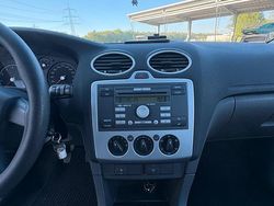 Grau Gebraucht 2005 Ford Focus Kleinwagen | 1.200 €