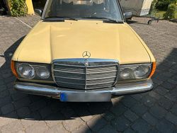 Gelb Gebraucht 1978 Mercedes E250 Limousine | 9.000 €