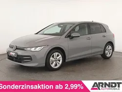 Mondsteingrau Gebraucht 2024 VW Golf VIII Life Limousine | 29.884 € (Fairer Preis)
