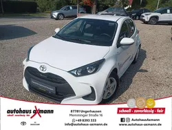 Schneeweiß Gebraucht 2024 Toyota Yaris Hybrid Comfort Limousine | 20.990 € (Fairer Preis)