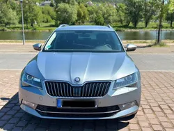 Grau Gebraucht 2018 Skoda Superb Kombi | 11.000 €