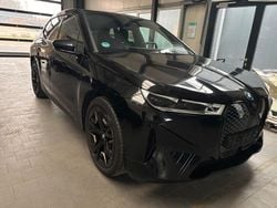 Weiß (mineralweiss metallic) Gebraucht 2023 BMW iX Sport Line SUV | 75.900 €