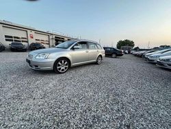 Grau Gebraucht 2005 Toyota Avensis Executive Kombi | 2.000 € (Fairer Preis)