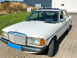 Weiß Gebraucht 1982 Mercedes 240 Limousine | 5.199 €