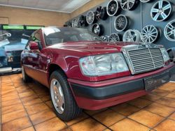 Rot Gebraucht 1991 Mercedes E200 Limousine | 7.990 €