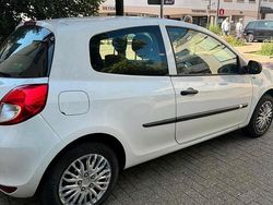 Weiß Gebraucht 2011 Renault Clio III Kleinwagen | 2.500 €
