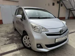 Silbermet. Gebraucht 2013 Toyota Verso-S Cool Van / Kleinbus | 6.999 € (Fairer Preis)