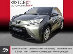 Cardamon green metallic/ night sky black Gebraucht 2022 Toyota Aygo Pulse Kleinwagen | 15.449 € (Fairer Preis)