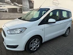 Weiß Gebraucht 2016 Ford Tourneo Courier Trend Van / Kleinbus | 8.700 € (Fairer Preis)