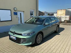 Maripositgrün metallic Neu 2025 VW Passat Elegance Kombi | 44.890 € (Superpreis)