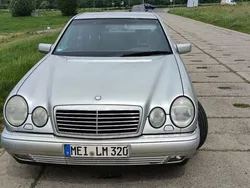Silber Gebraucht 1995 Mercedes E320 Avantgarde Limousine | 2.749 €