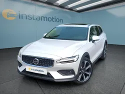 Weiß Gebraucht 2023 Volvo V60 CC Kombi | 45.949 € (Etwas zu teuer)