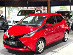 Rot Gebraucht 2015 Toyota Aygo X-play Kleinwagen | 7.190 € (Fairer Preis)