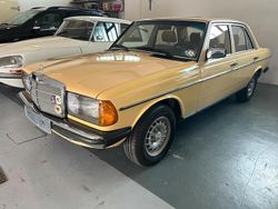 Gelb Gebraucht 1984 Mercedes E230 Limousine | 18.230 €