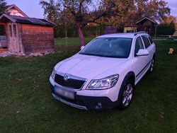 Weiß Gebraucht 2011 Skoda Octavia Scout Kombi | 11.600 €