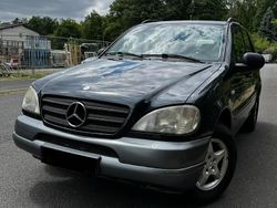 Blau Gebraucht 2001 Mercedes ML320 SUV | 2.550 € (Superpreis)