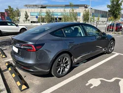 Grau Gebraucht 2021 Tesla Model 3 Standard Range Plus Limousine | 26.100 € (Fairer Preis)