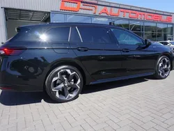 Ebony schwarz Neu 2025 Skoda Superb SportLine Kombi | 58.990 €