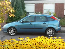 Blau metallic Gebraucht 2000 Ford Focus Futura Limousine | 2.200 €