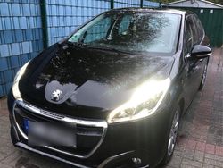 Schwarz Gebraucht 2016 Peugeot 208 Kleinwagen | 4.900 €