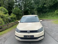 Gelb Gebraucht 2018 VW Touran Van / Kleinbus | 6.000 €