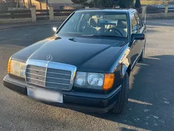 Blau Gebraucht 1988 Mercedes E200 Limousine | 5.000 €