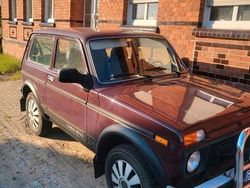 Rot Gebraucht 2011 Lada niva SUV | 7.000 € (Fairer Preis)