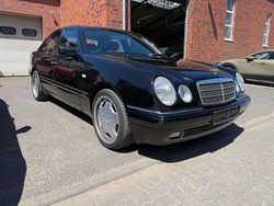 Schwarz Gebraucht 1999 Mercedes E220 Limousine | 9.900 €