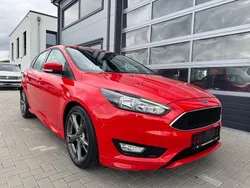 Rot Gebraucht 2016 Ford Focus ST-Line Limousine | 8.290 € (Superpreis)