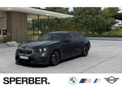 Grau (sophistograu brillanteffekt metallic) Neu 2025 BMW M5 Comfort Edition Limousine | 136.640 € (Guter Preis)