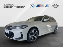 Alpinweiß uni Gebraucht 2024 BMW 330e M Sport Kombi | 42.496 € (Guter Preis)