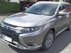 Grau Gebraucht 2020 Mitsubishi Outlander P-HEV Top SUV | 24.750 € (Fairer Preis)