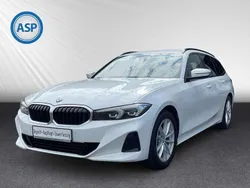 Weiß (mineralweiss metallic) Gebraucht 2022 BMW 320 Shadowline Kombi | 33.390 € (Fairer Preis)