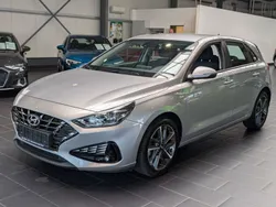 Silber Gebraucht 2023 Hyundai i30 Trend Limousine | 16.900 € (Fairer Preis)