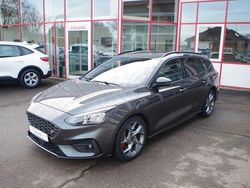 Grau Gebraucht 2021 Ford Focus Performance Edition Limousine | 21.990 € (Fairer Preis)