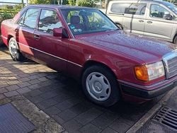 Rot Gebraucht 1990 Mercedes 230 Limousine | 8.900 €